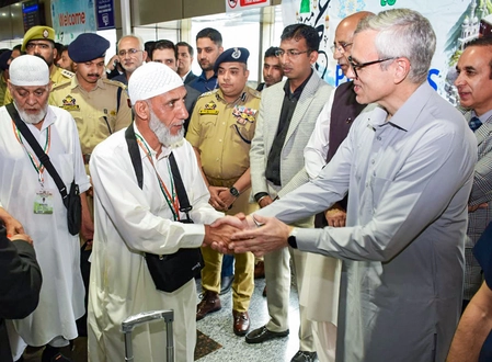 First group of 144 pilgrims returns to Srinagar from Hajj