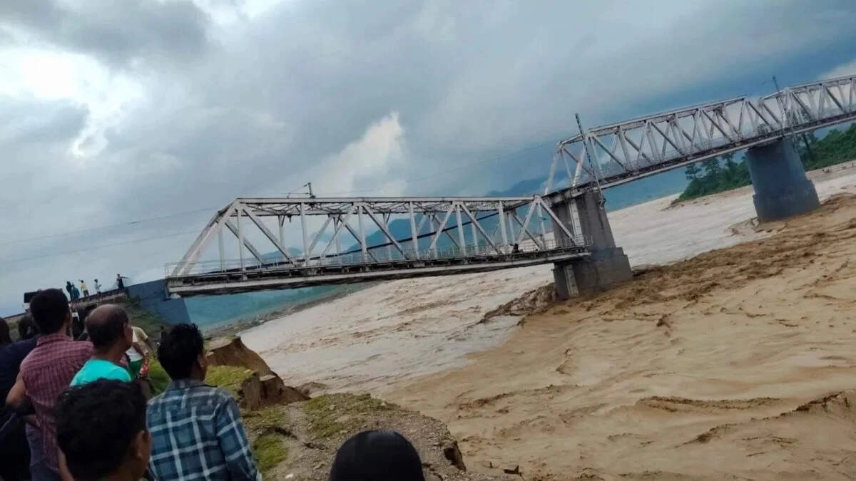ब्रिज ढहा, ट्रेनें बंद: बारिश से बाढ़ की 5 मुख्य वजहें