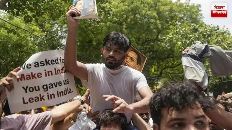 Cockroach Janata Party Protests in Hyderabad, Demands Minister's Resignation
