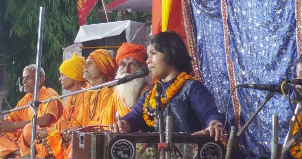 Devotees Gather to Circumambulate the Yagya Mandap