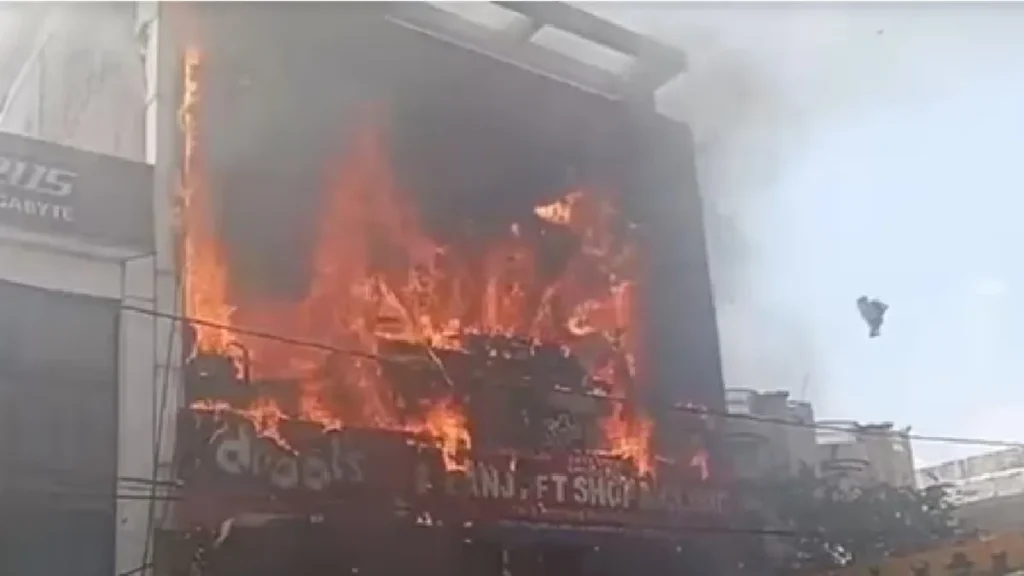 Massive Fire in Aliganj, Lucknow: People Jump to Escape