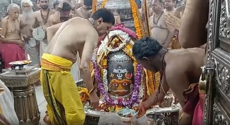 Devotees Moved by Baba Mahakal's King Form After Bhasma Aarti