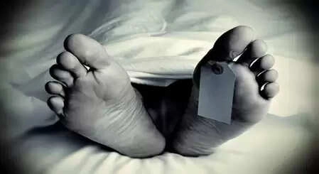 Wife and children consume poison two days after husband's suicide