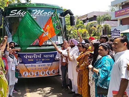 Punjab BJP Chief Flags Off Buses for Pilgrims' Journey