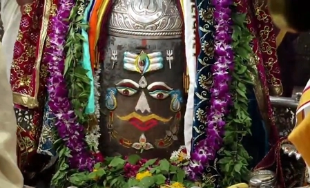 Devotees Flood as Baba Mahakal Adorned with Ram Naam Leaves