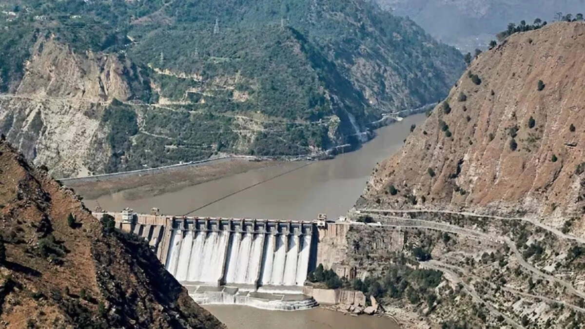 India-Pakistan Tensions Rise Over Water: Pakistan's Defense Minister Warns of War