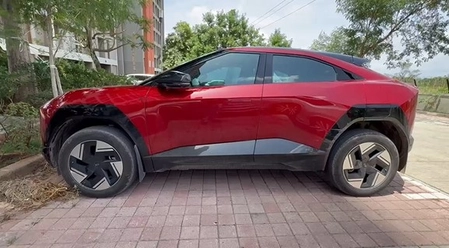 Ketan Agrawal's Viral Electric Car Moonroof Video and Traffic Issues