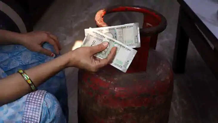 LPG Prices Surge: Domestic Cylinder Over ₹1000, Check Rates Now