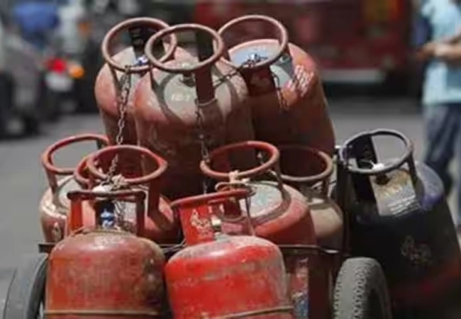 Modi Government Limits Domestic LPG Cylinders to 4 Per Year