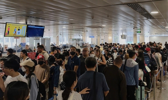 Storm diverts Ho Chi Minh City flights, stranding passengers