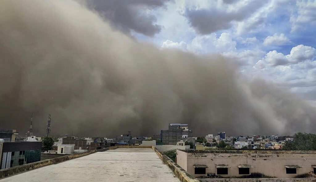 Severe Dust Storm Disrupts Bikaner: Power and Traffic Affected