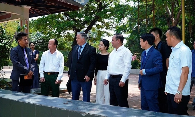 Vietnam recruits US researchers to locate war mass graves