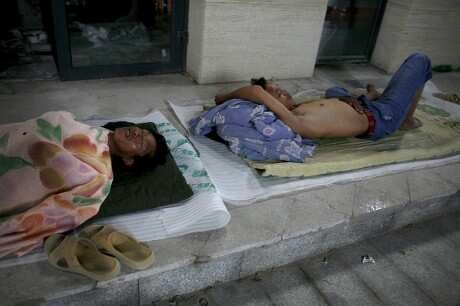 Viral Video: Mumbai Workers Forced to Sleep in Open Fields
