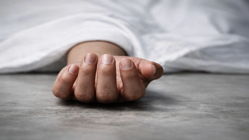 Young Man Stabs Mother, Then Jumps from 5th Floor to Die