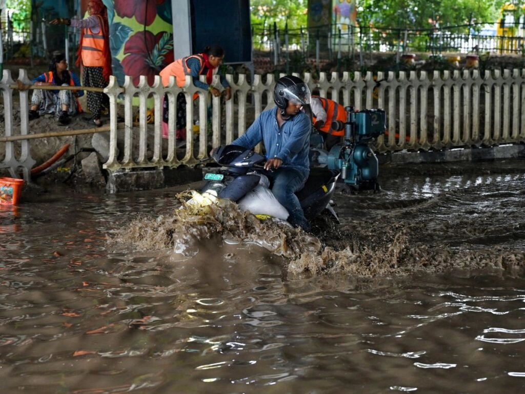 Delhi Weather: Red Alert for Heavy Rain; Check Noida, Gurugram Traffic