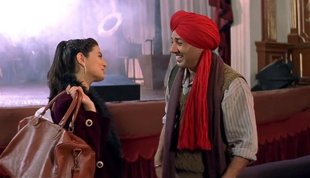 S Sunny Deol Directs on 'Gadar' Set, Ameesha Completes Scene