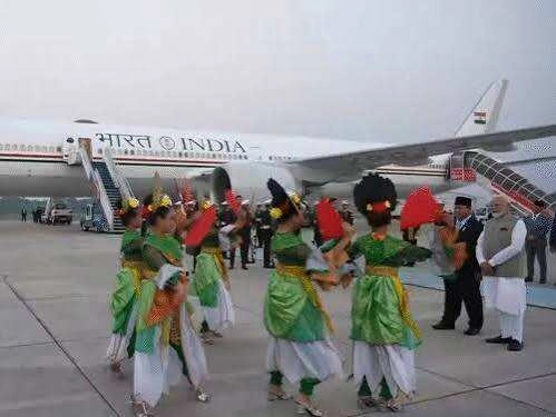 PM Modi Arrives in Indonesia; President Welcomes Him; BrahMos Deal Video