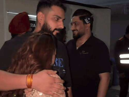 Jasmin Sandlas Gets Emotional Before Stage, Fiancé Supports Her