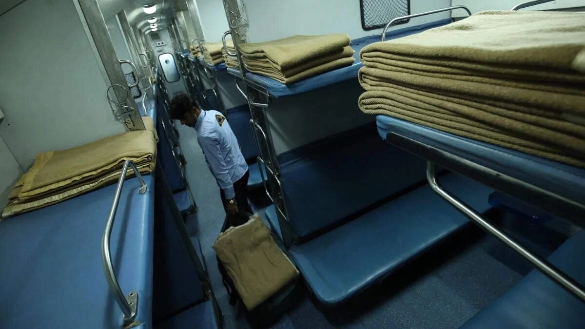 Train Theft: Passengers Caught Stealing Linens from AC Coach
