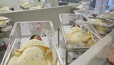 South Korea: Nearly Half of Employees Lacking Parental Leave, Survey Reveals