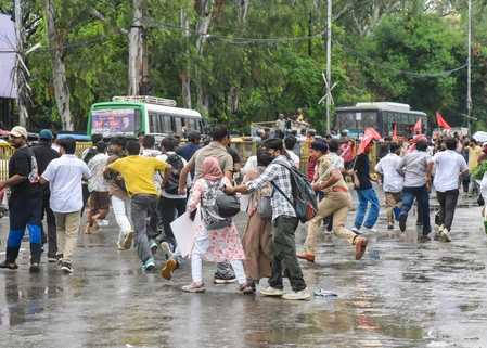 Police use force against protesters during Patna Raj Bhavan march
