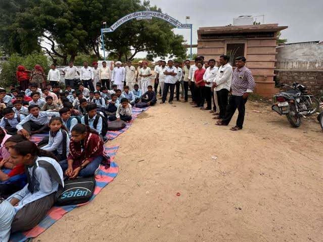 Students lock school gate in Jaisalmer over teacher shortage