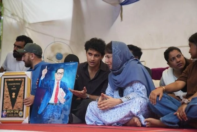 Mehbooba Mufti Joins Students' Protest, Highlights Article 370