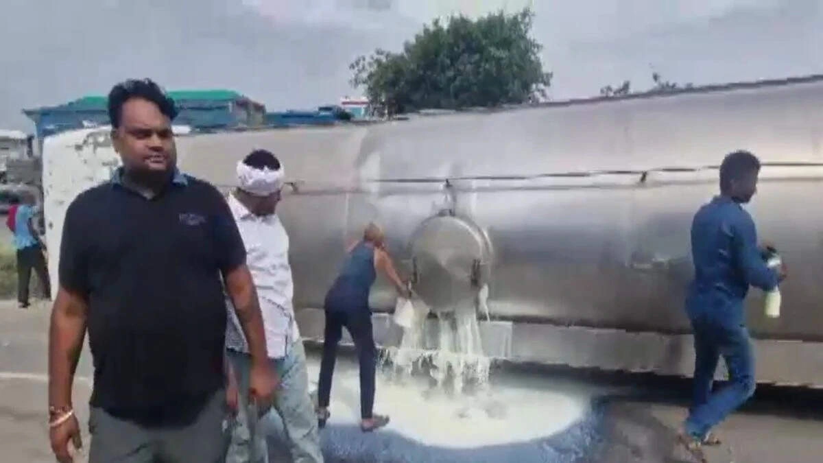 Milk Tanker Overturned: Thousands of Liters Spilled, People Rush In
