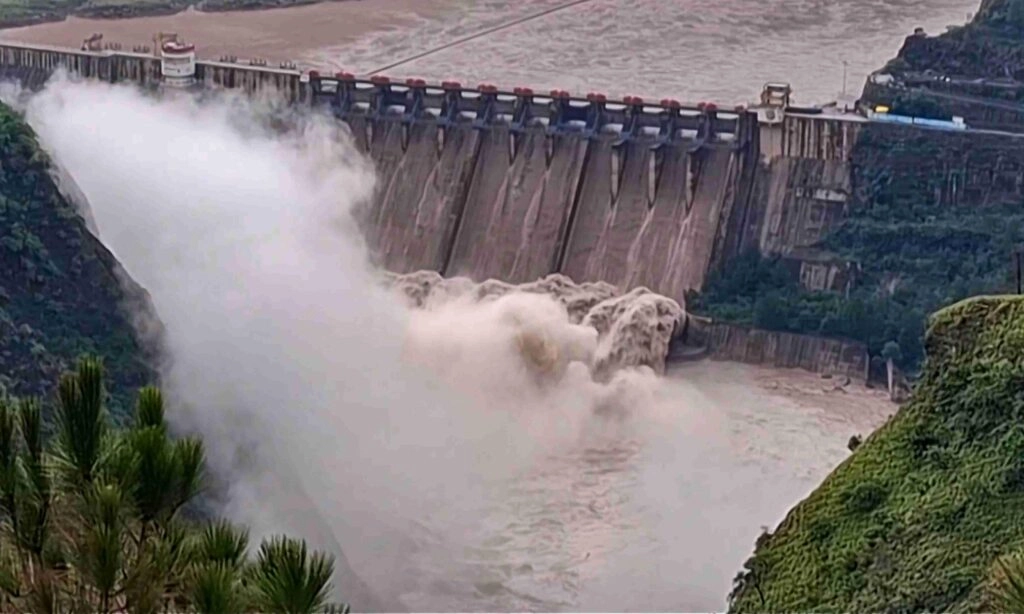 Monsoon Fury: Heavy Rain Hits Gujarat and Kashmir, Alerts Issued