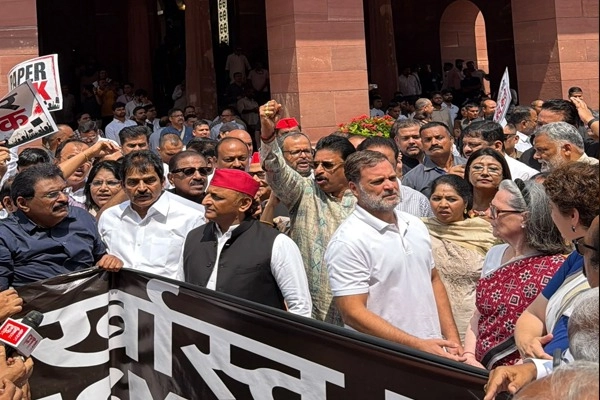 Protest in Parliament: Gandhi, Akhilesh, Moitra Demand Pradhan's Resignation