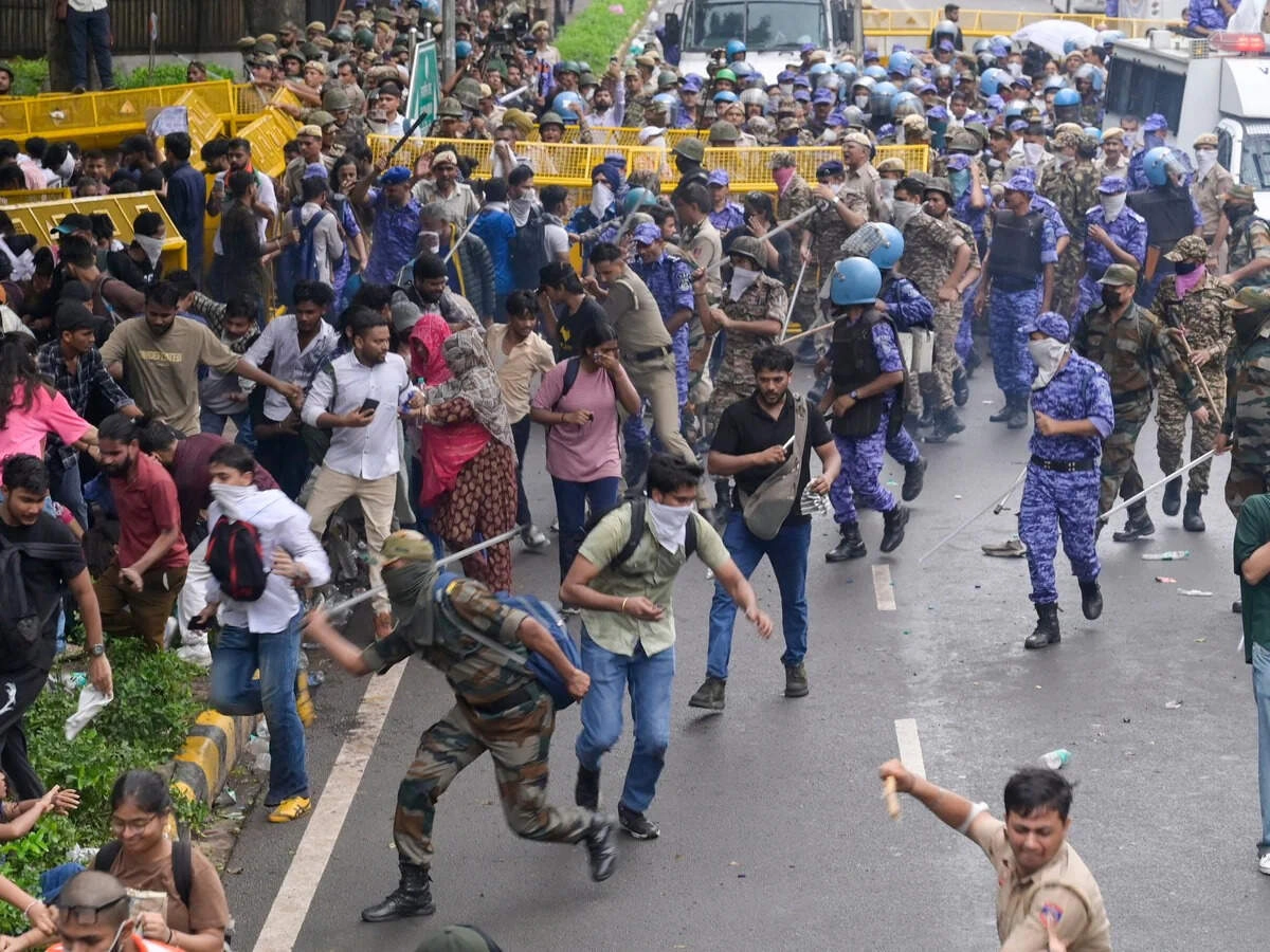 After Lathi Charge, RAF Soldiers Applauded by Protesters