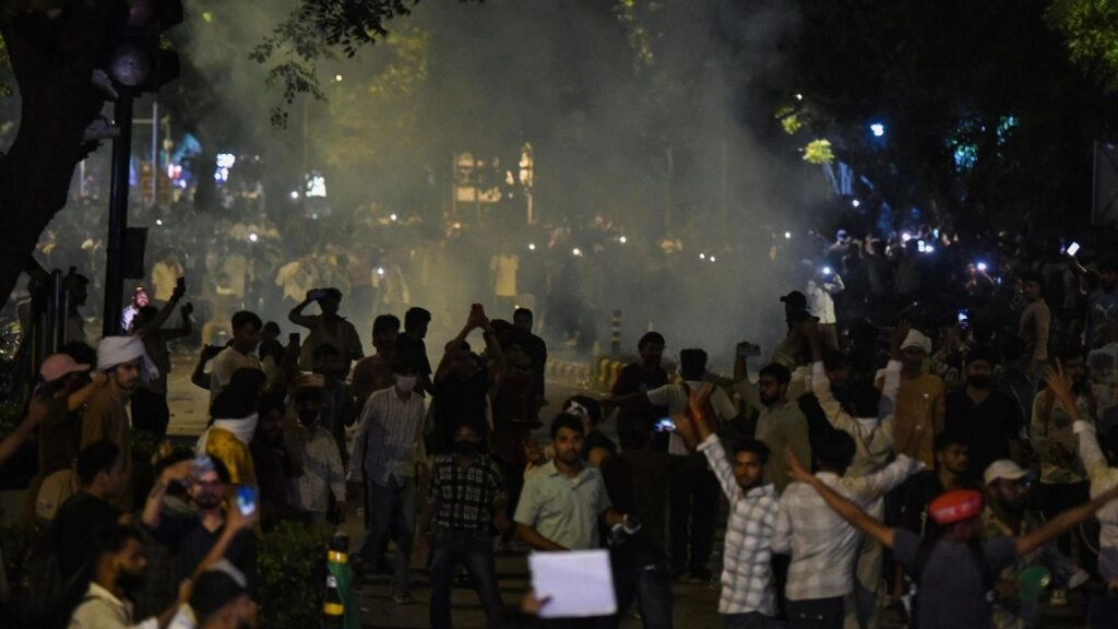 Tension at Jantar Mantar: Police use tear gas, internet shut down